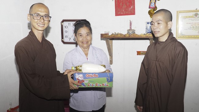 Presenting gifts to difficult families during the Buddha's Birthday in 2020 of Dong Cao Pagoda.